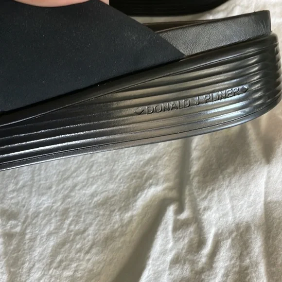 Donald J Pliner Folley slides. Size 6.5 - Picture 3 of 6